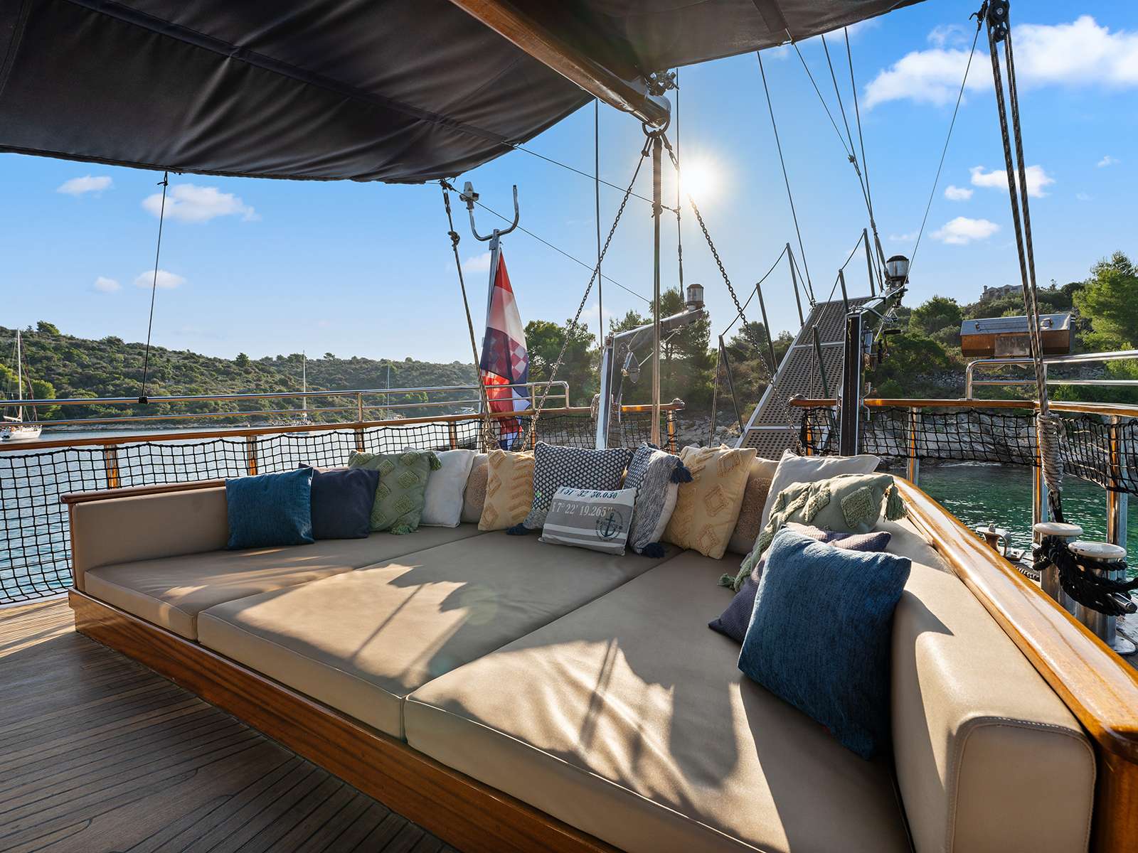 SMART SPIRIT Custom Gulet 25m - foredeck sunbathing area