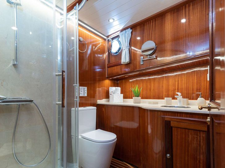 SMART SPIRIT - Custom Gulet 25 m,master cabin bathroom