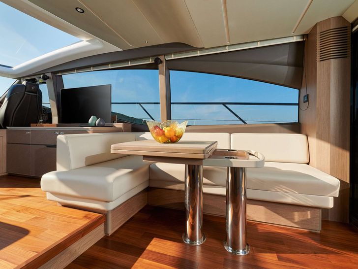 MeSoFa Princess V65 - main saloon with sunroof MeSoFa Princess V65 - main saloon with sunroof