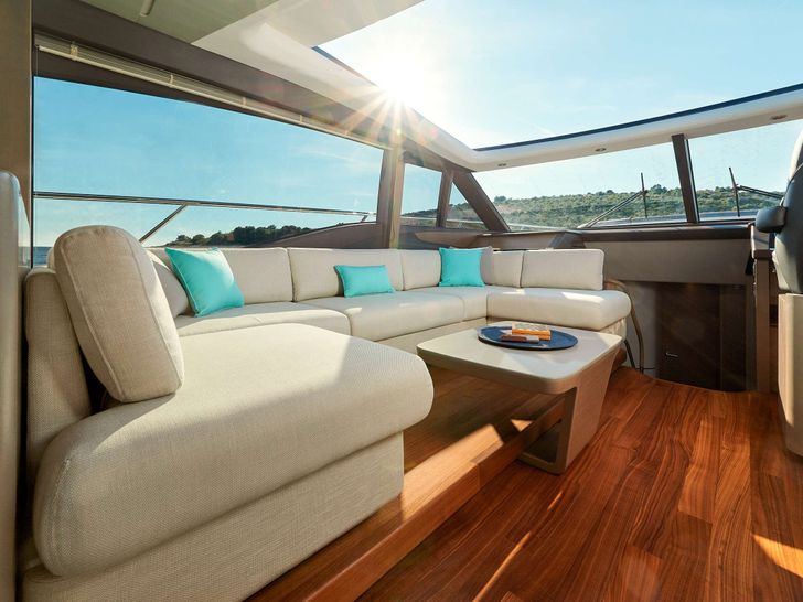 MeSoFa Princess V65 - saloon seating with sunroof MeSoFa Princess V65 - saloon seating with sunroof