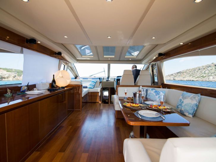 MOJO Princess 65 - saloon MOJO Princess 65 - saloon