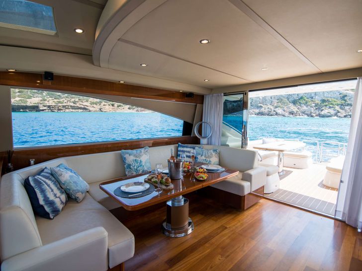 MOJO Princess 65 - saloon dining MOJO Princess 65 - saloon dining