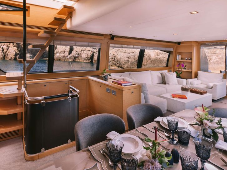 D&D Ferretti 800 - saloon and dining D&D Ferretti 800 - saloon and dining