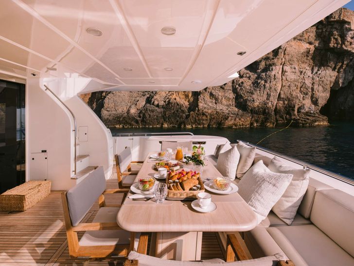 D&D Ferretti 800 - aft deck D&D Ferretti 800 - aft deck