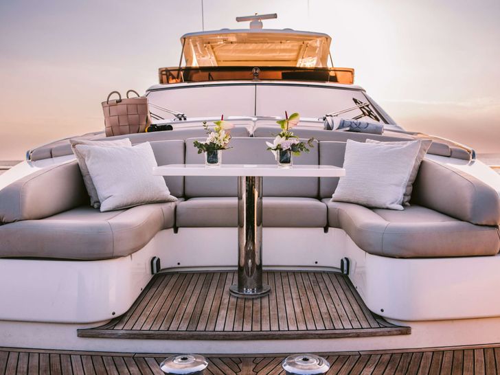 D&D Ferretti 800 - foredeck D&D Ferretti 800 - foredeck