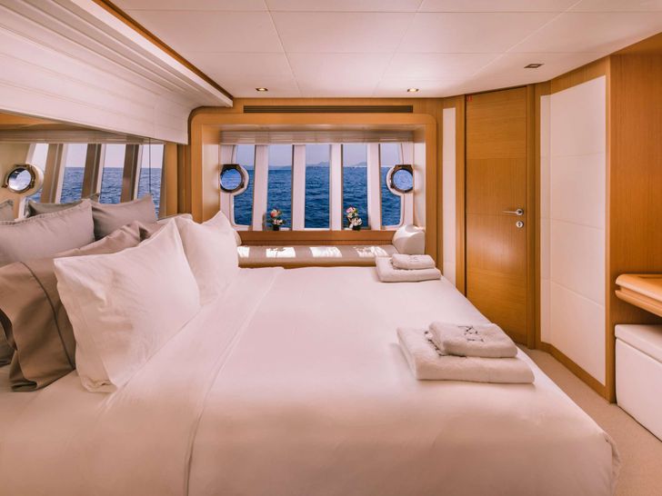 D&D Ferretti 800 - master cabin D&D Ferretti 800 - master cabin