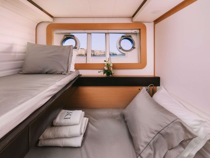 D&D Ferretti 800 - twin cabin D&D Ferretti 800 - twin cabin