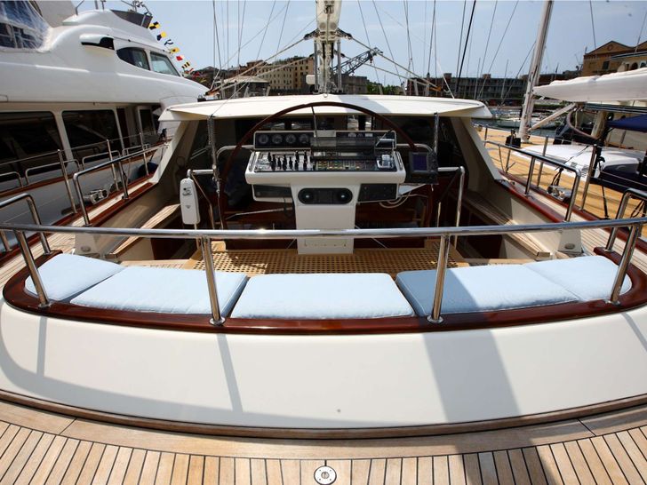 HERITAGE M - Perini Navi 35.5 m,helm HERITAGE M - Perini Navi 35.5 m,helm