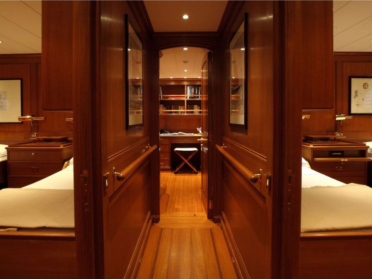 HERITAGE M - Perini Navi 35.5 m,cabin hallway HERITAGE M - Perini Navi 35.5 m,cabin hallway