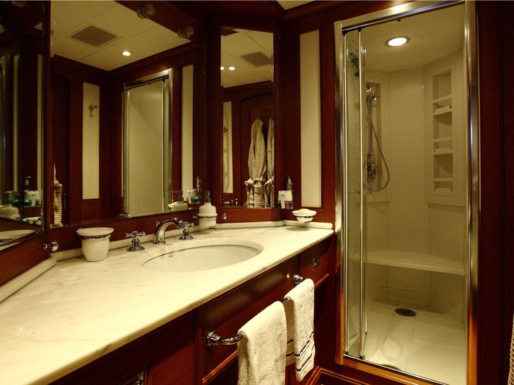 HERITAGE M - Perini Navi 35.5 m,vanity unit and bathroom