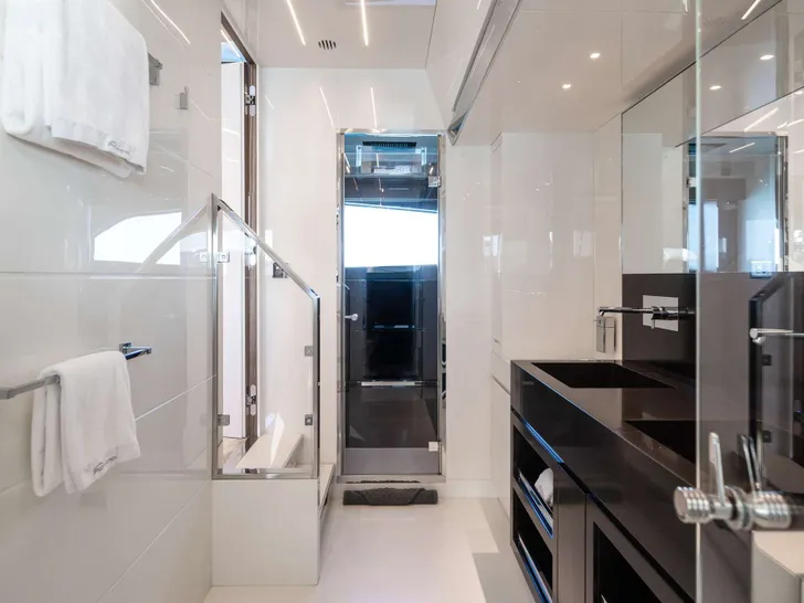 HP6 Riva Corsaro 100 - master cabin bathroom HP6 Riva Corsaro 100 - master cabin bathroom