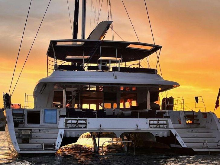 BLUE GRIFFIN Lagoon 620 - aft under the sunset BLUE GRIFFIN Lagoon 620 - aft under the sunset