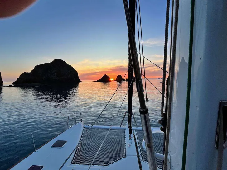 BLUE GRIFFIN Lagoon 620 - sunset view on the foredeck BLUE GRIFFIN Lagoon 620 - sunset view on the foredeck