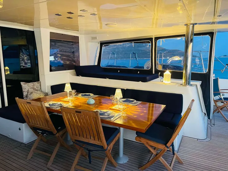 BLUE GRIFFIN Lagoon 620 - aft deck alfresco dining area BLUE GRIFFIN Lagoon 620 - aft deck alfresco dining area