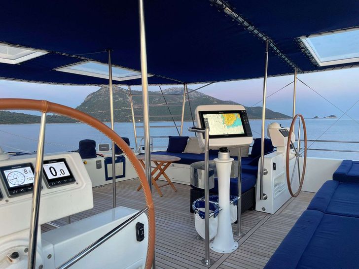 BLUE GRIFFIN Lagoon 620 - flybridge helm BLUE GRIFFIN Lagoon 620 - flybridge helm