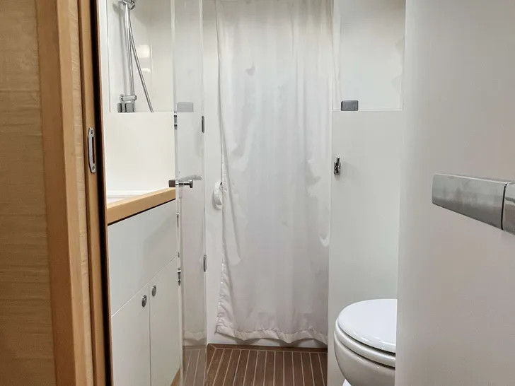 BLUE GRIFFIN Lagoon 620 - cabin bathroom BLUE GRIFFIN Lagoon 620 - cabin bathroom