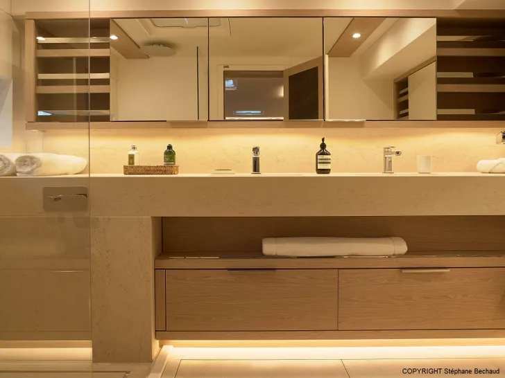 KAJIKIA Lagoon Seventy 7 - master cabin bathroom KAJIKIA Lagoon Seventy 7 - master cabin bathroom
