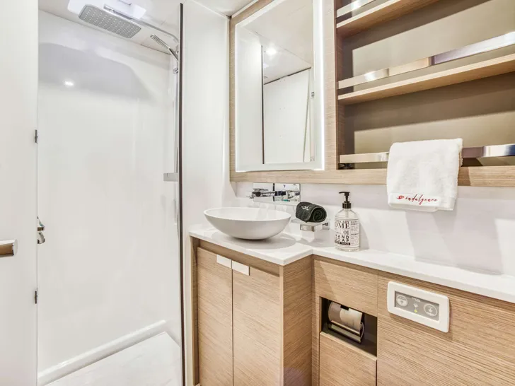 INDULGENCE Fountaine Pajot Alegria 67 - master cabin bathroom INDULGENCE Fountaine Pajot Alegria 67 - master cabin bathroom