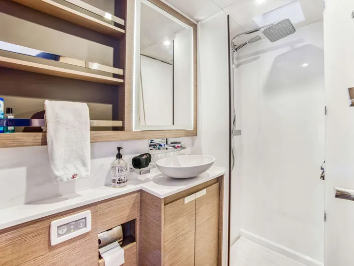 INDULGENCE Fountaine Pajot Alegria 67 - VIP cabin 1 bathroom INDULGENCE Fountaine Pajot Alegria 67 - VIP cabin 1 bathroom