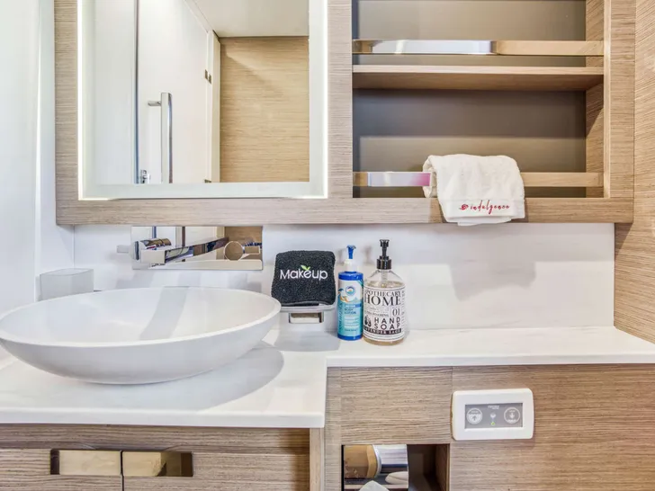 INDULGENCE Fountaine Pajot Alegria 67 - VIP cabin 2 bathroom INDULGENCE Fountaine Pajot Alegria 67 - VIP cabin 2 bathroom