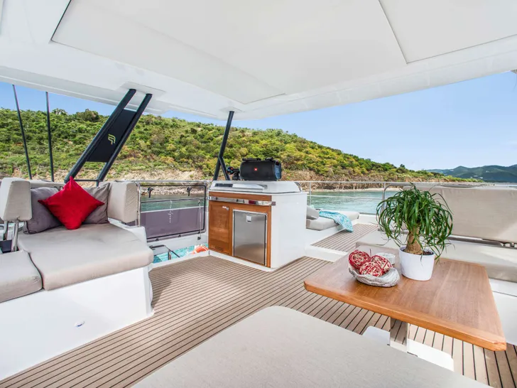 INDULGENCE Fountaine Pajot Alegria 67 - flybridge INDULGENCE Fountaine Pajot Alegria 67 - flybridge
