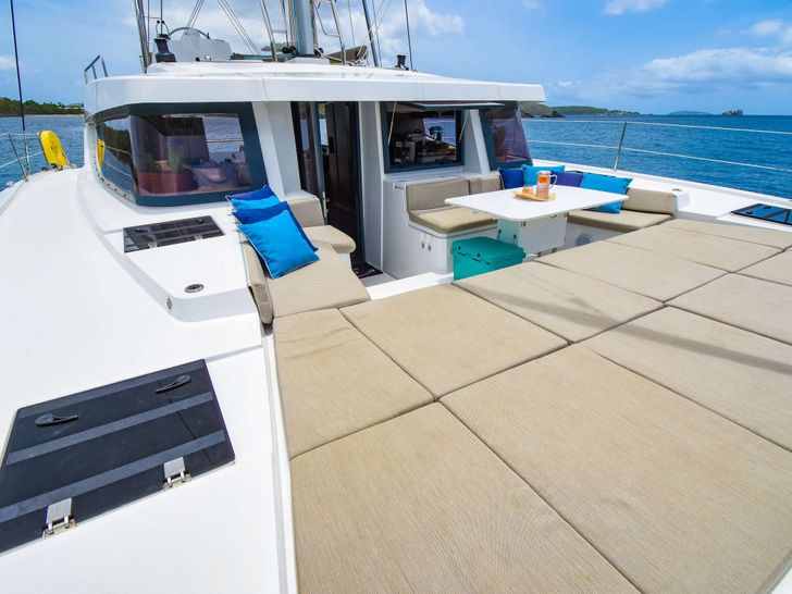 MEMENTO AMORI Bali 4.8 - foredeck bronzing area MEMENTO AMORI Bali 4.8 - foredeck bronzing area