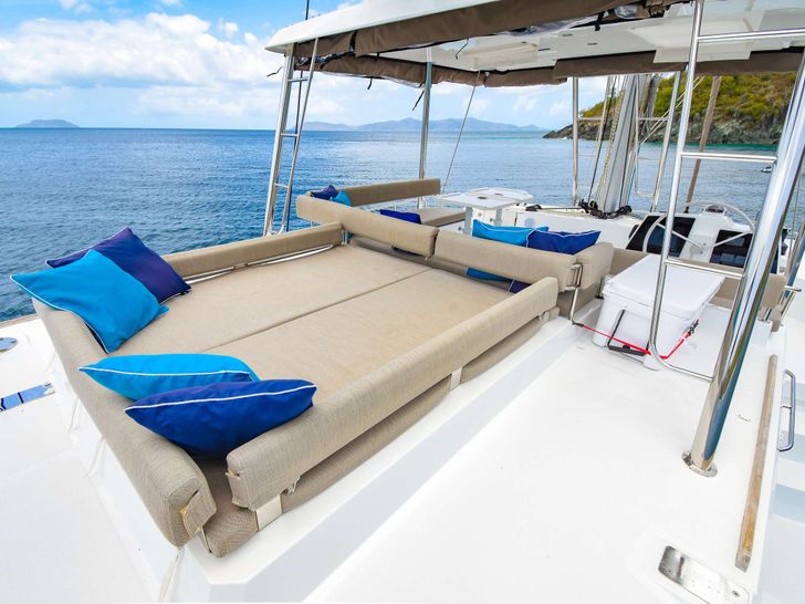 MEMENTO AMORI Bali 4.8 - flybridge bronzing area MEMENTO AMORI Bali 4.8 - flybridge bronzing area