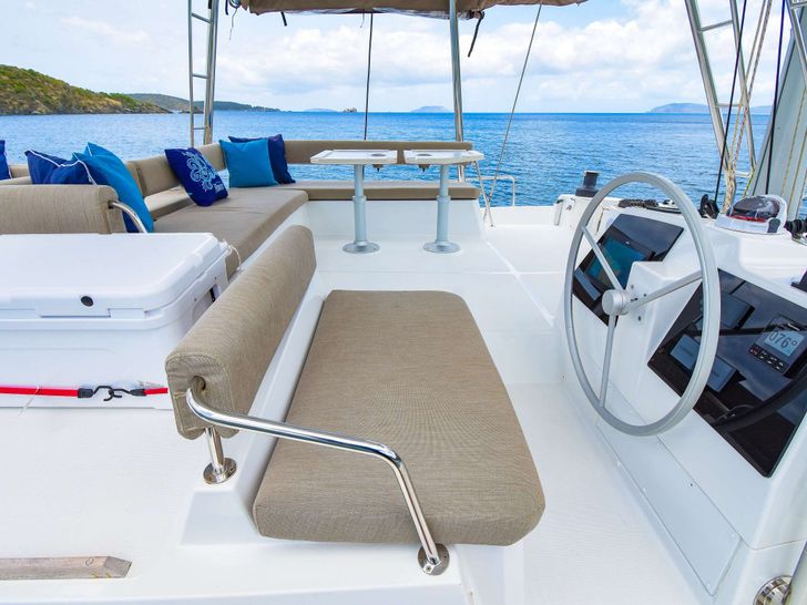 MEMENTO AMORI Bali 4.8 - flybridge seating area MEMENTO AMORI Bali 4.8 - flybridge seating area