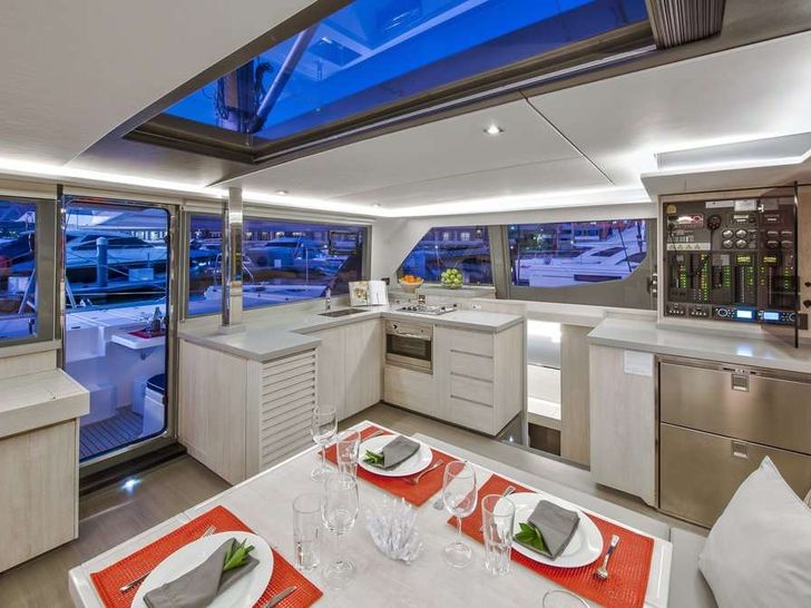 NICE AFT TOO Leopard 45 - dining set up NICE AFT TOO Leopard 45 - dining set up