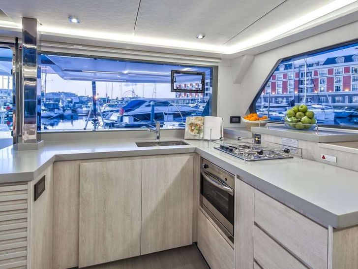 NICE AFT TOO - Leopard 45,galley