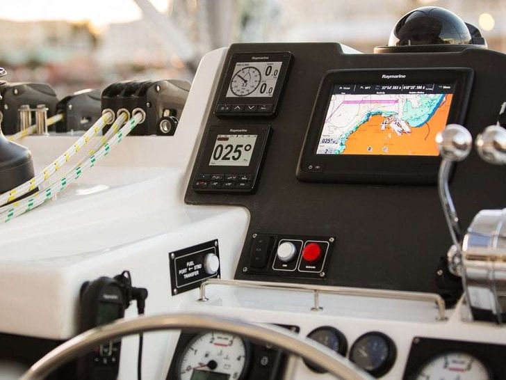 NICE AFT TOO Leopard 45 - flybridge helm NICE AFT TOO Leopard 45 - flybridge helm