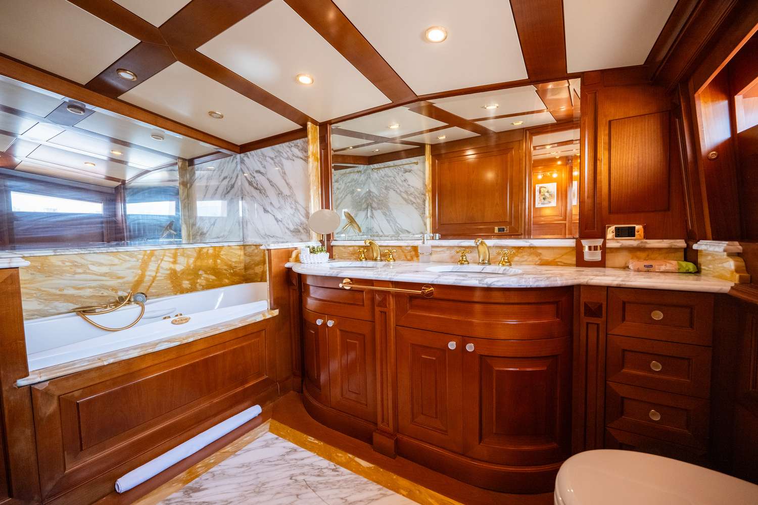 AQUILA Baglietto 37m - master cabin bathroom