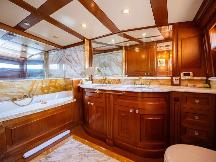 AQUILA Baglietto 37m - master cabin bathroom AQUILA Baglietto 37m - master cabin bathroom
