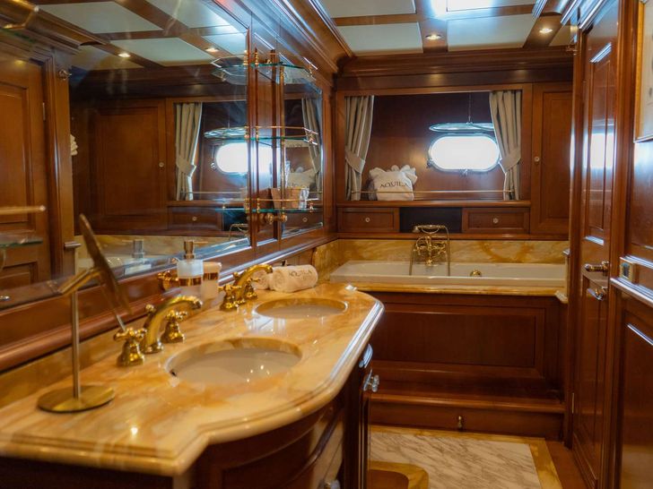 AQUILA Baglietto 37m - VIP cabin 1 bathroom AQUILA Baglietto 37m - VIP cabin 1 bathroom