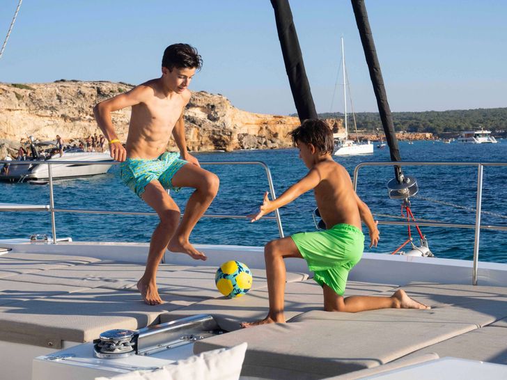 MIM OCEAN 2 Bali 5.4 - playing on the foredeck MIM OCEAN 2 Bali 5.4 - playing on the foredeck