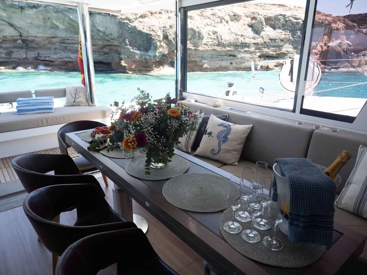 MIM OCEAN 2 Bali 5.4 - saloon dining area MIM OCEAN 2 Bali 5.4 - saloon dining area
