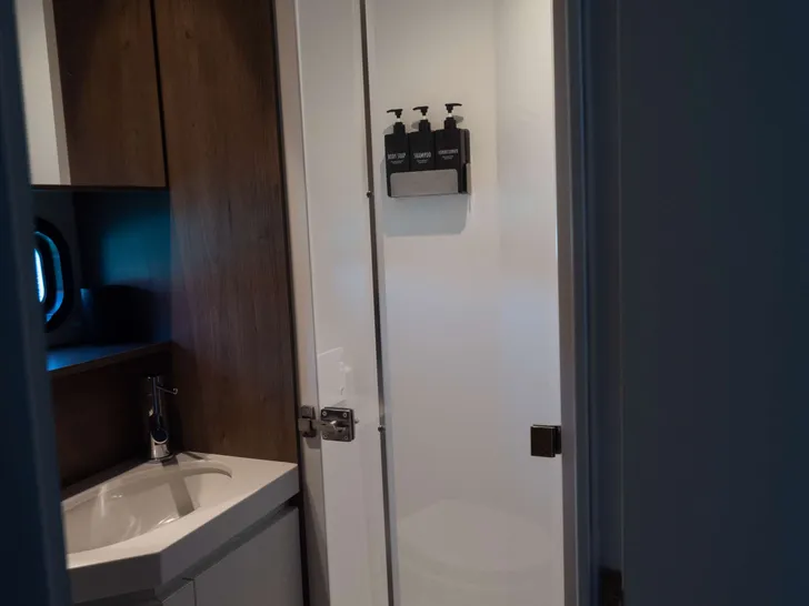 MIM OCEAN 2 Bali 5.4 - cabin bathroom MIM OCEAN 2 Bali 5.4 - cabin bathroom