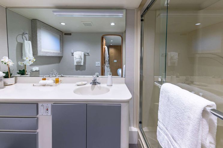 Charter Yacht MARGATE - Broward 111 - 4 Cabins - Nassau - Exumas - Bahamas