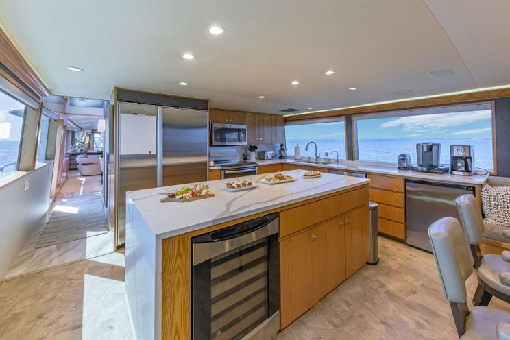 Charter Yacht MARGATE - Broward 111 - 4 Cabins - Nassau - Exumas - Bahamas