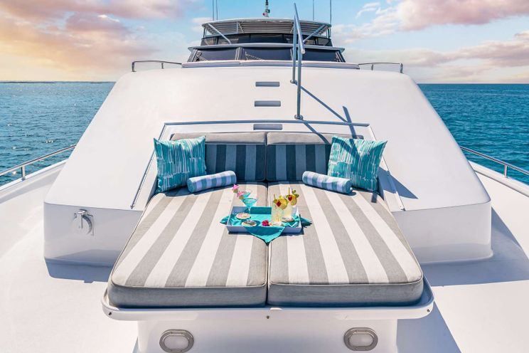 Charter Yacht MARGATE - Broward 111 - 4 Cabins - Nassau - Exumas - Bahamas