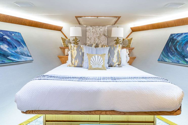Charter Yacht MARGATE - Broward 111 - 4 Cabins - Nassau - Exumas - Bahamas