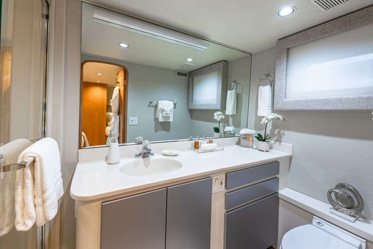 Charter Yacht MARGATE - Broward 111 - 4 Cabins - Nassau - Exumas - Bahamas