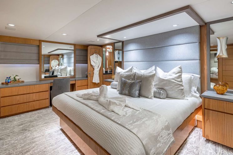 Charter Yacht MARGATE - Broward 111 - 4 Cabins - Nassau - Exumas - Bahamas