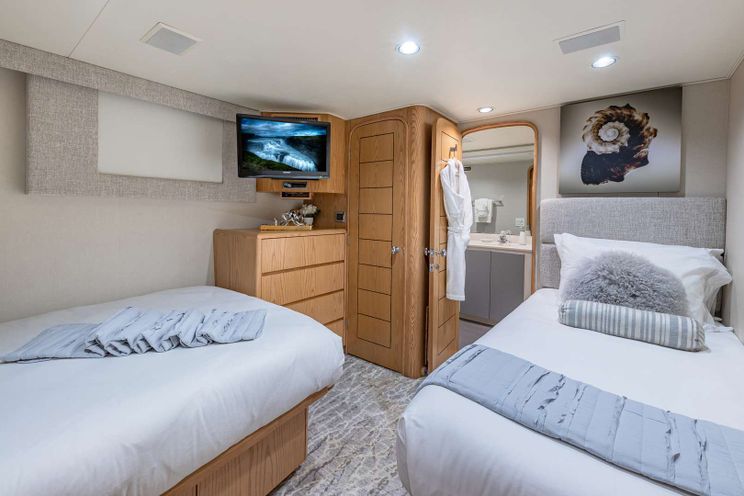 Charter Yacht MARGATE - Broward 111 - 4 Cabins - Nassau - Exumas - Bahamas