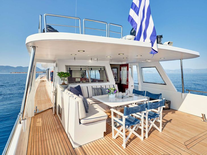 ALAYA - Lurssen 33 m,alfresco dining area 2 ALAYA - Lurssen 33 m,alfresco dining area 2