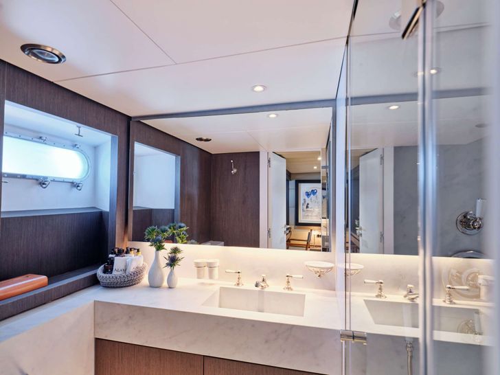 ALAYA - Lurssen 33 m,master cabin bathroom ALAYA - Lurssen 33 m,master cabin bathroom
