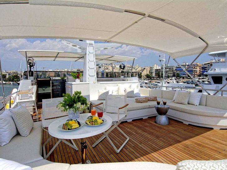 KARMA - Picchiotti 98 ft.,flybridge lounge with bar area