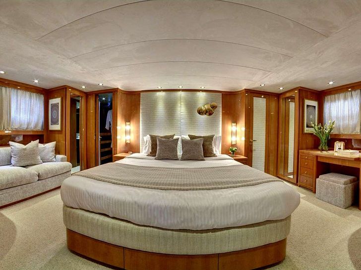 KARMA - Picchiotti 98 ft.,master cabin KARMA - Picchiotti 98 ft.,master cabin