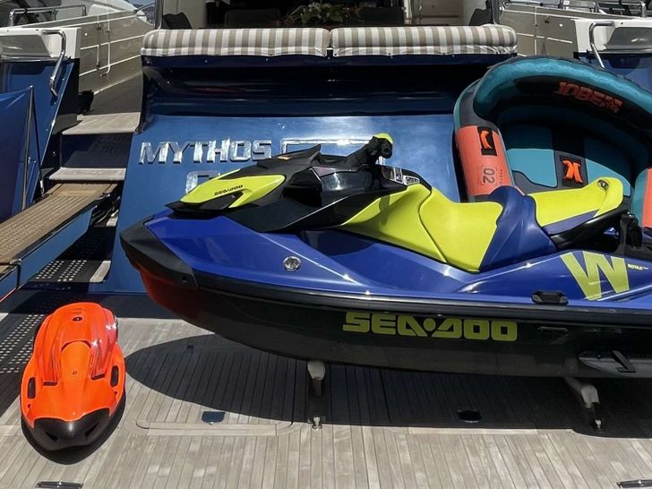 MYTHOS G - Posilippo Technema 85 ft.,jet ski MYTHOS G - Posilippo Technema 85 ft.,jet ski