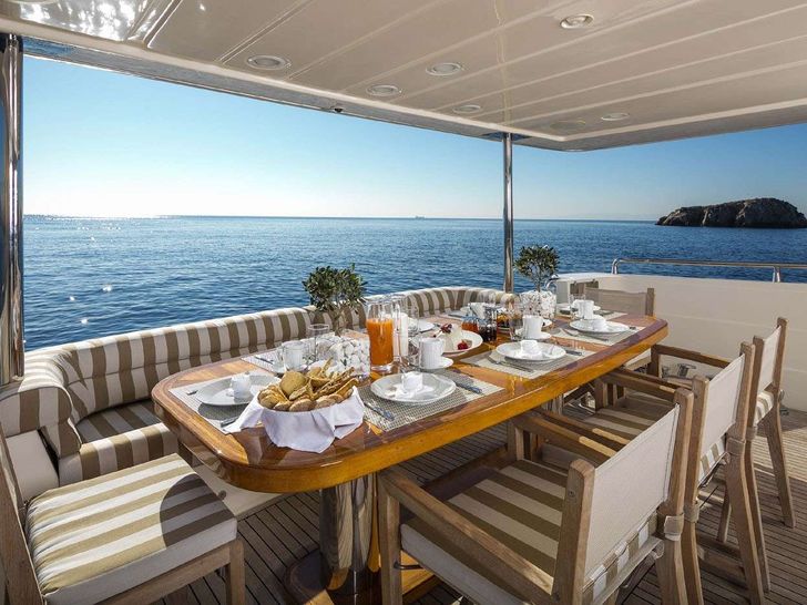 MYTHOS G - Posilippo Technema 85 ft.,alfresco dining area MYTHOS G - Posilippo Technema 85 ft.,alfresco dining area